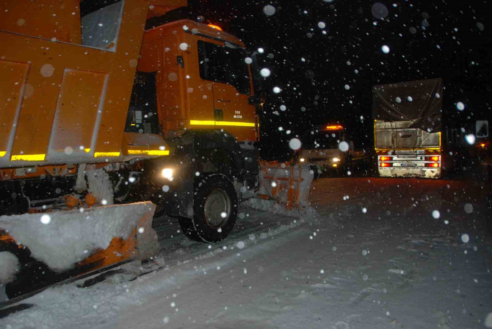Alacabel’de yağmur kara döndü, kar kalınlığı 5 santime ulaştı
