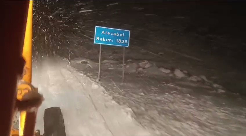Alacabel’de yağmur kara döndü, kar kalınlığı 5 santime ulaştı
