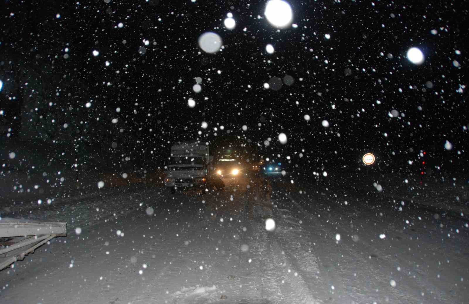 Alacabel’de yağmur kara döndü, kar kalınlığı 5 santime ulaştı
