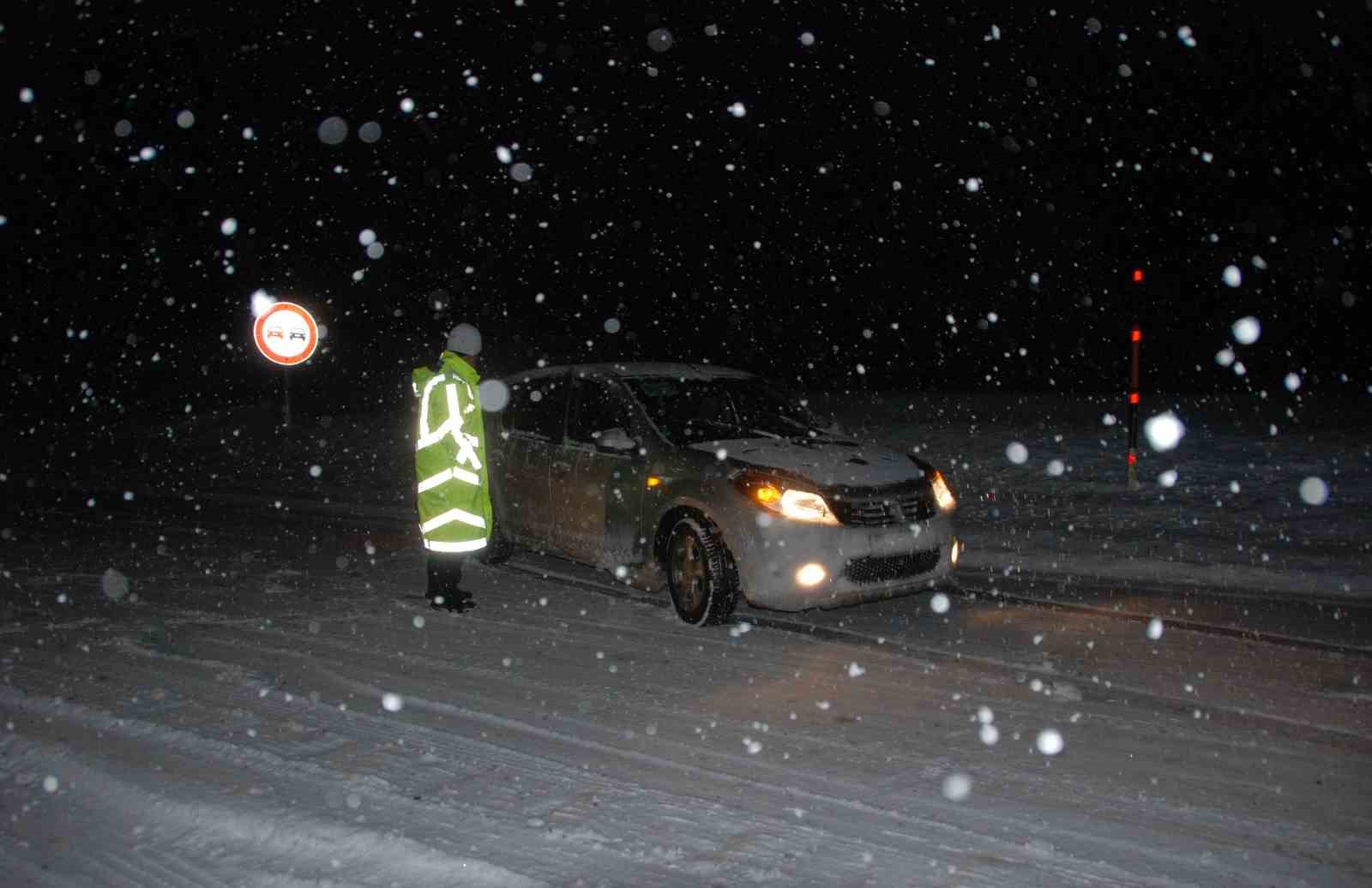 Alacabel’de yağmur kara döndü, kar kalınlığı 5 santime ulaştı
