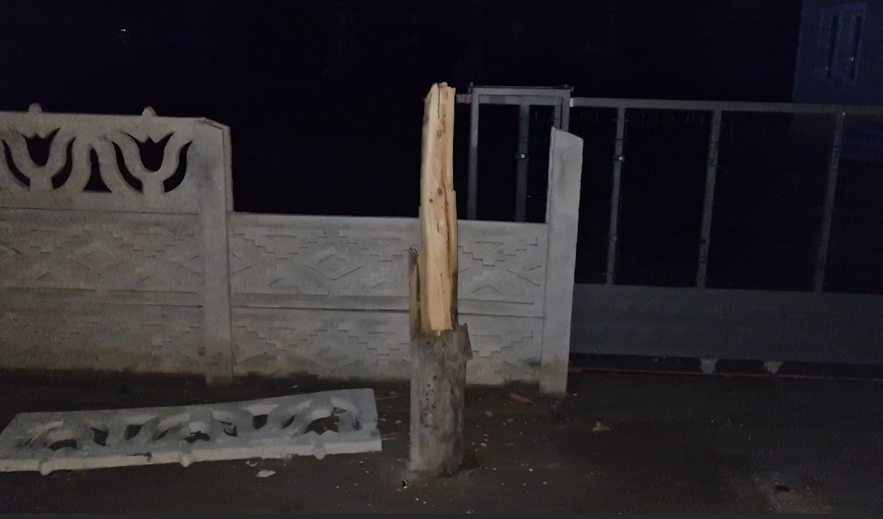 Alaca’da kamyon, elektrik ve telefon hatlarına zarar verdi
