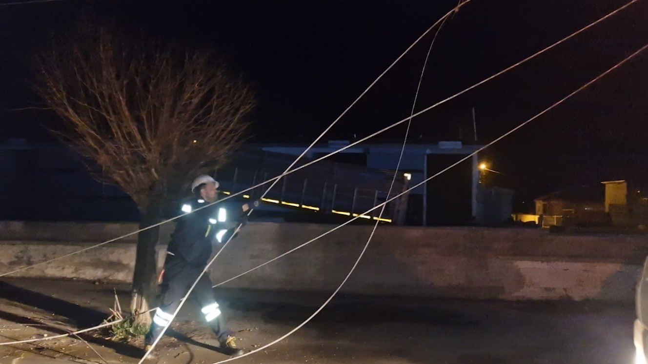 Alaca’da kamyon, elektrik ve telefon hatlarına zarar verdi
