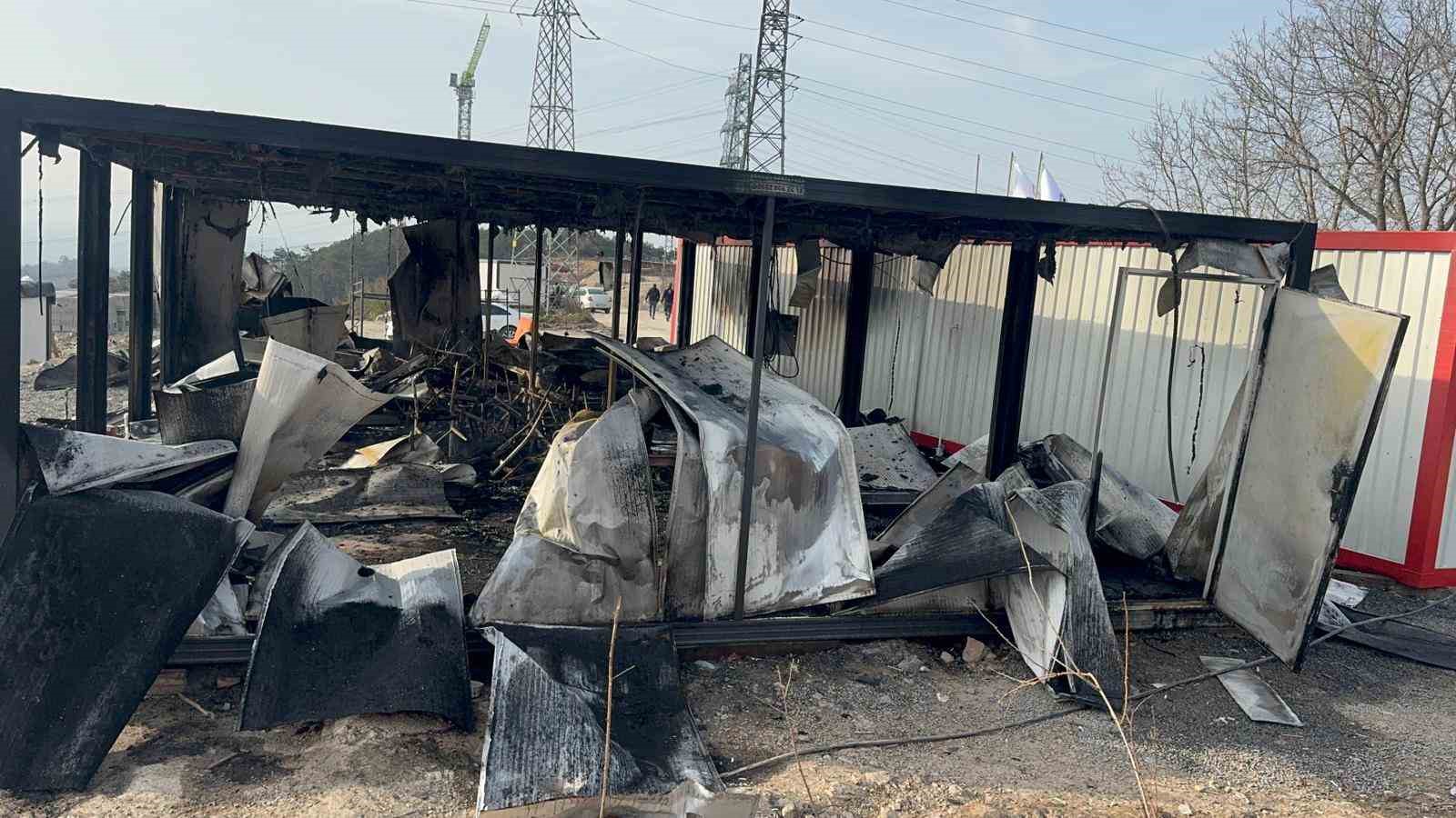 Alacağını alamayan imalatçı konteyneri ateşe verdi
