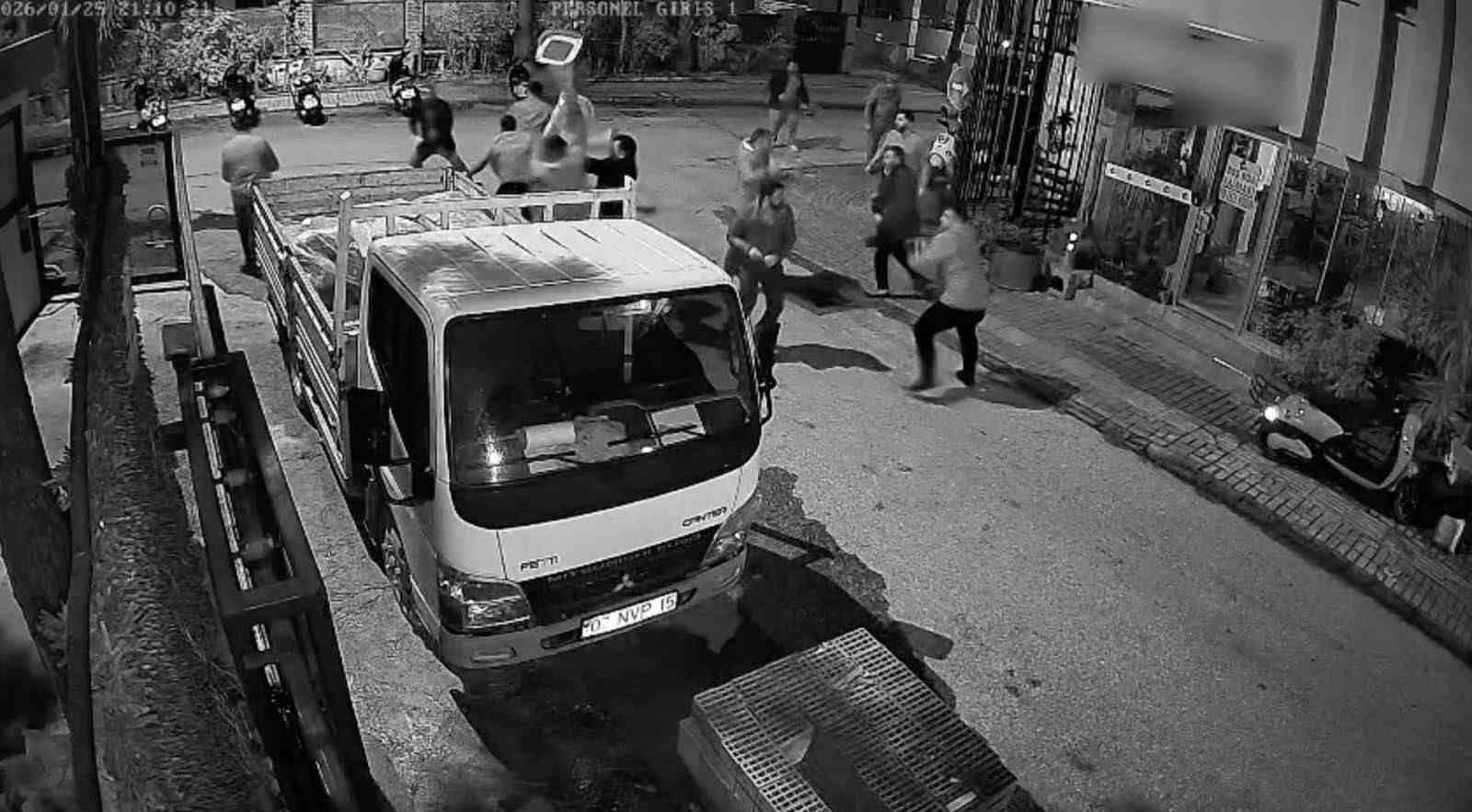 Alacak verecek meselinden birbirlerine girdiler, adliyeye sargılar içinde sevk edildiler
