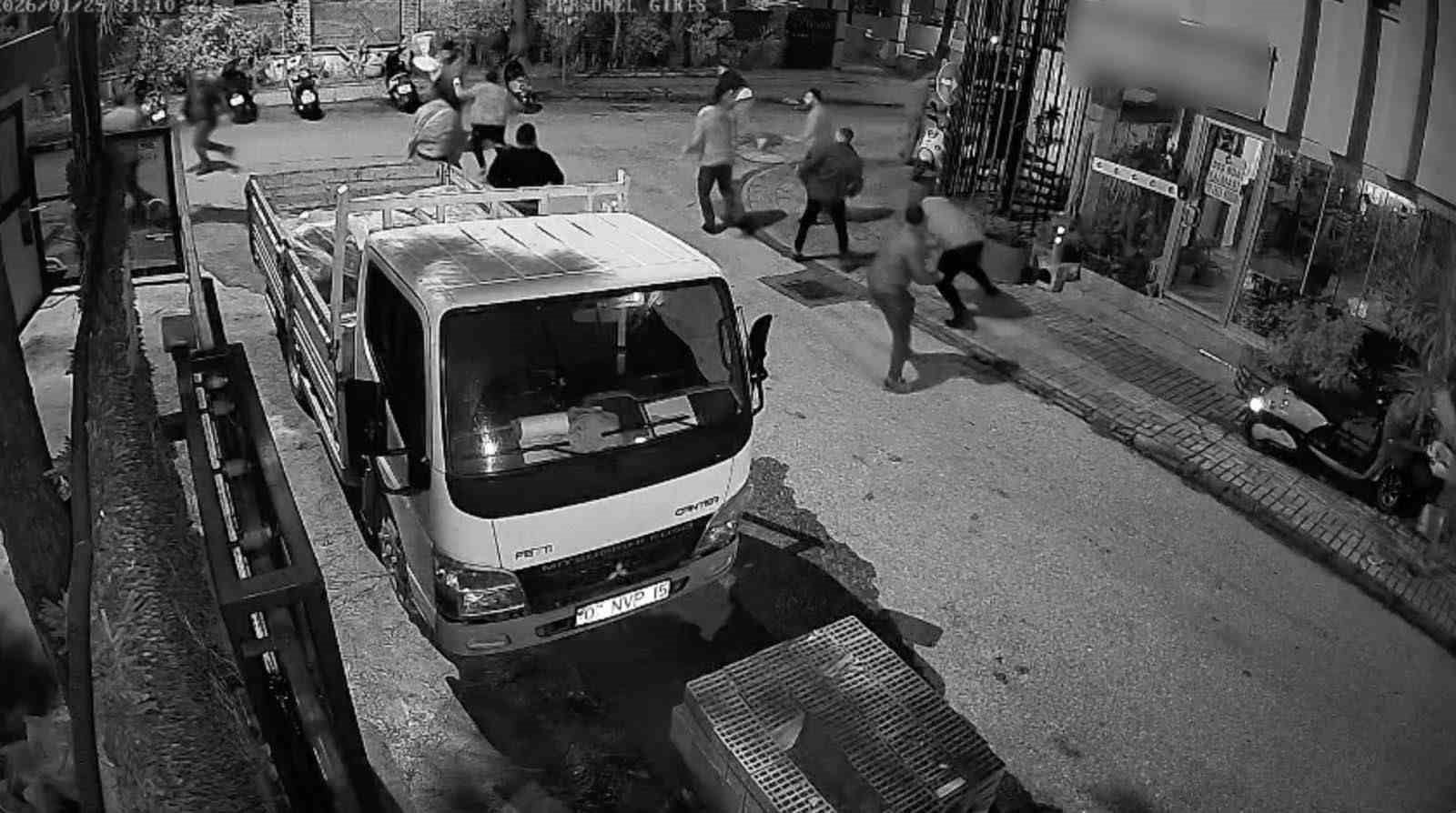 Alacak verecek meselinden birbirlerine girdiler, adliyeye sargılar içinde sevk edildiler
