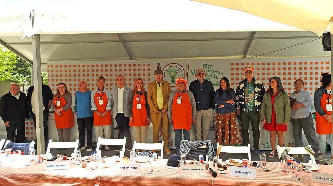 Alaçatı’da Gastronomi Şöleni: En güzel ot yemeği belli oldu
