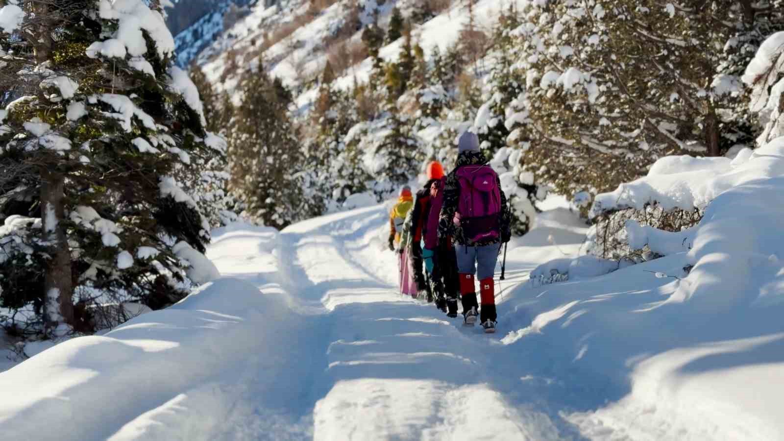 Aladağlar’da ziyaretçilere dört mevsim görsel şölen
