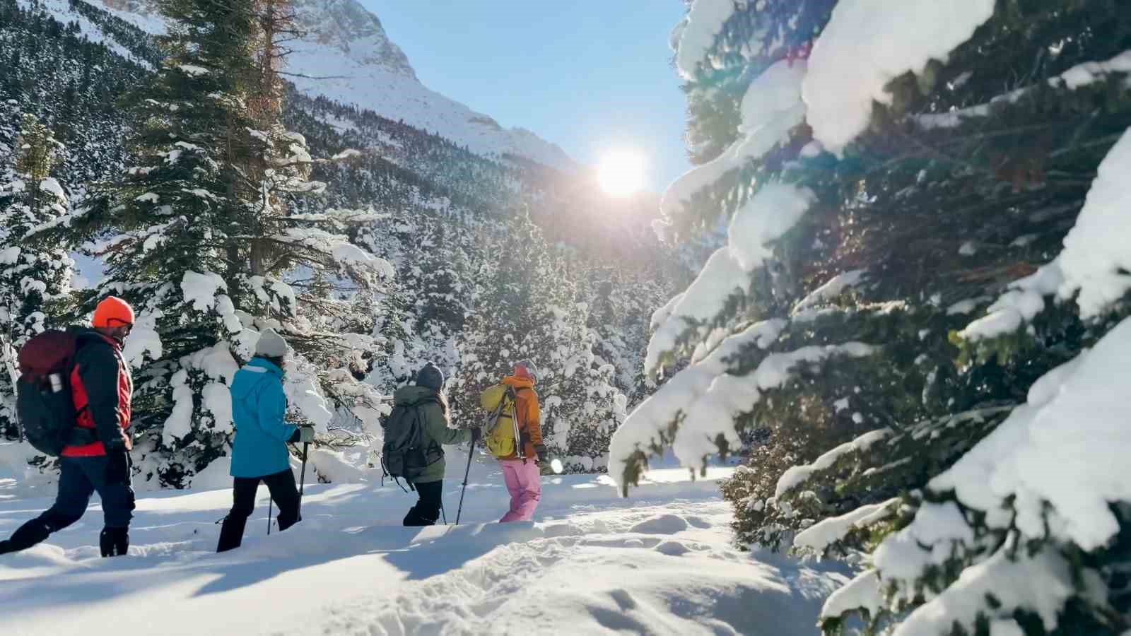 Aladağlar’da ziyaretçilere dört mevsim görsel şölen
