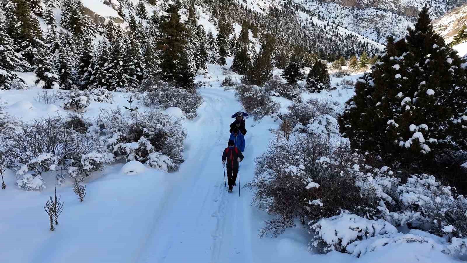 Aladağlar’da ziyaretçilere dört mevsim görsel şölen
