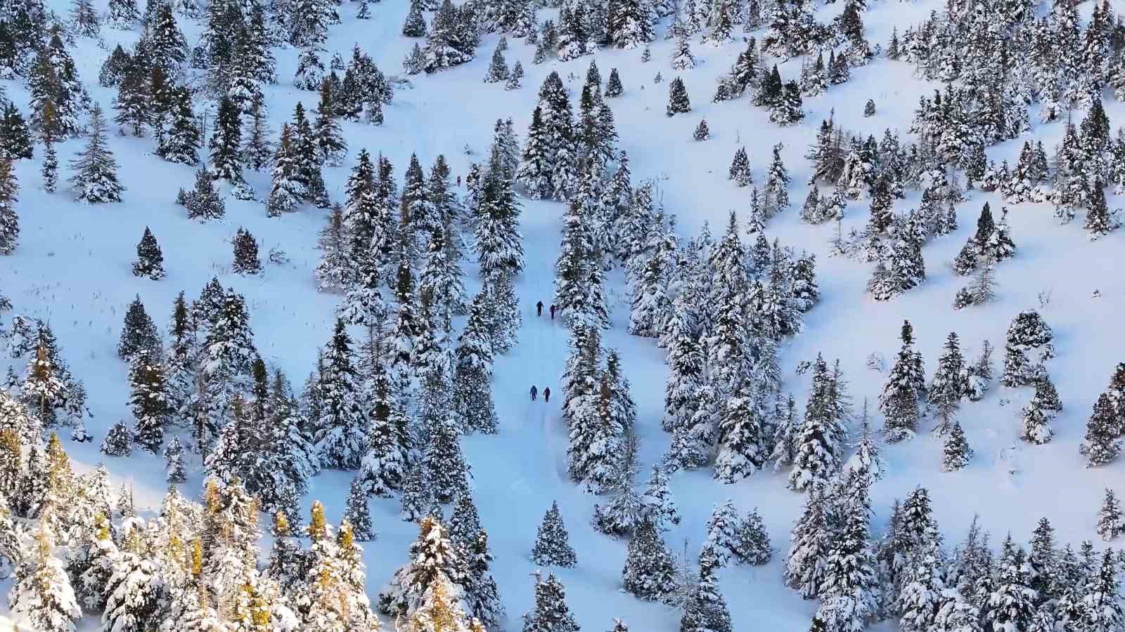 Aladağlar’da ziyaretçilere dört mevsim görsel şölen
