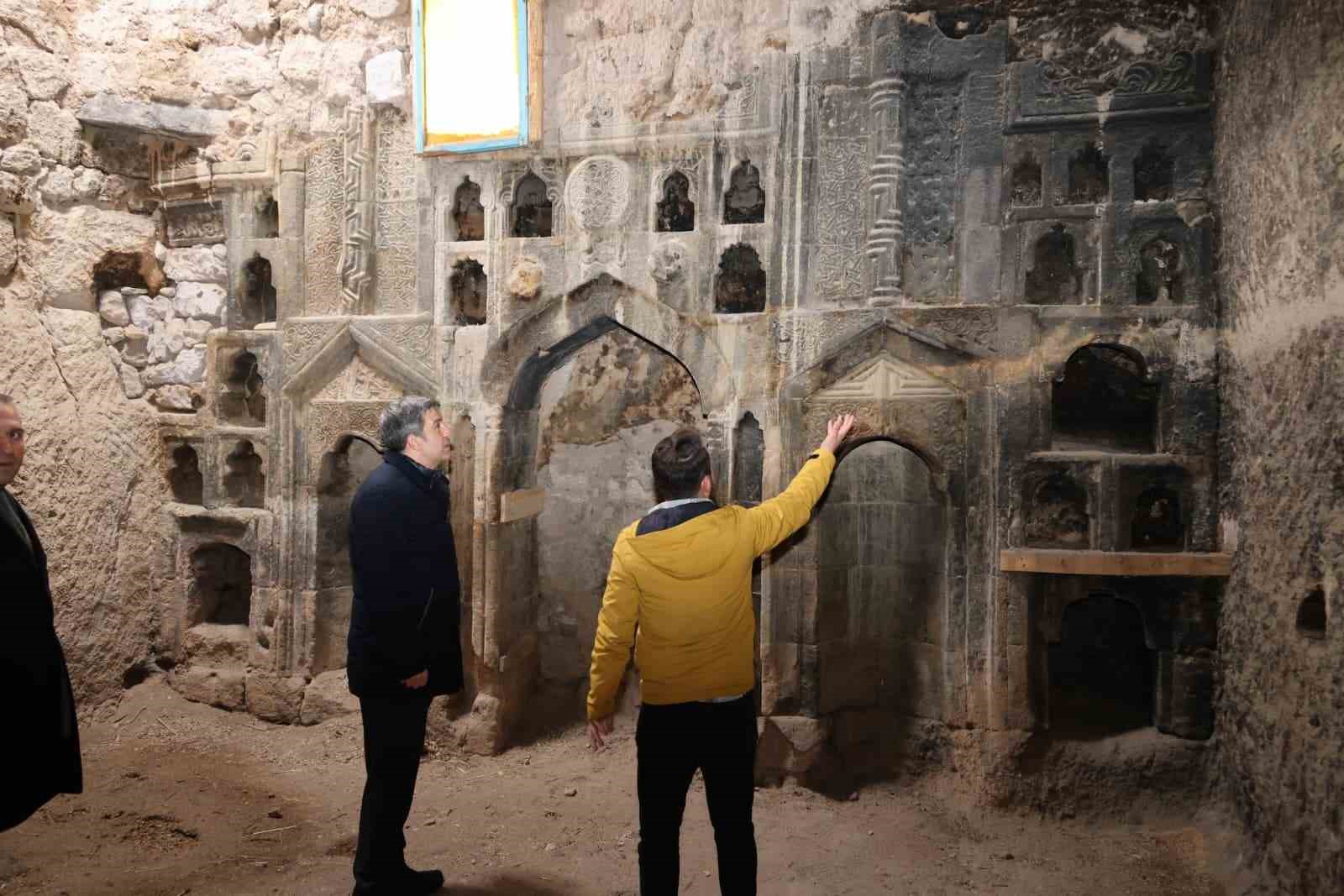 Alan Başkanı Aslanbay, Eretna Beyliği’ne ait olduğu değerlendirilen tarihi ibadethaneyi inceledi
