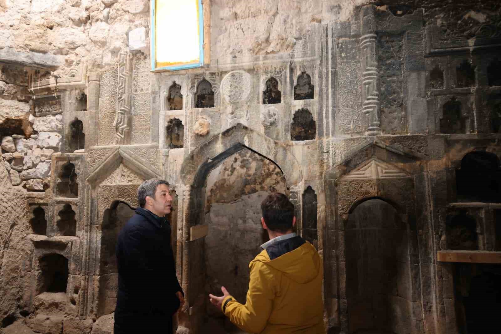 Alan Başkanı Aslanbay, Eretna Beyliği’ne ait olduğu değerlendirilen tarihi ibadethaneyi inceledi
