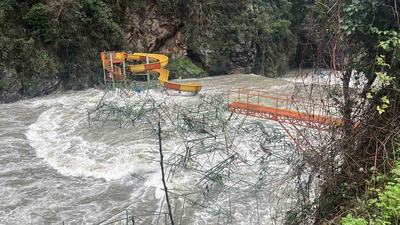 Alanya Dim Barajı’nda  su seviyesi yükseldi bölgeye yakın bazı evlerin tedbir amaçlı boşaltılması istendi
