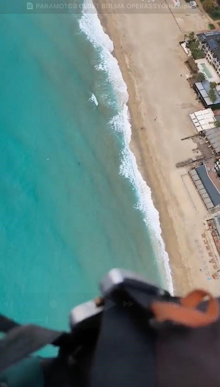 Alanya’da 2,5 ay önce sahilde bulunan ceset ihbarı yamaç paraşütü pilotu kamerasında
