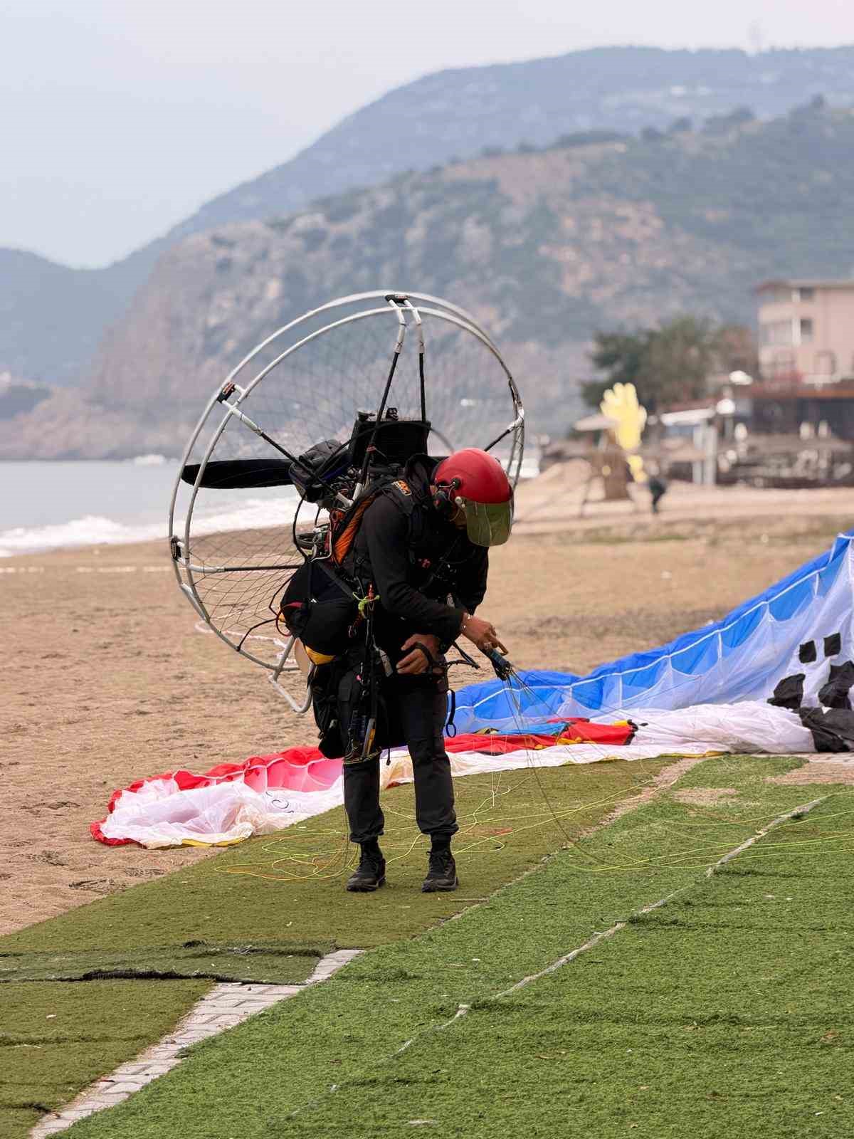 Alanya’da 2,5 ay önce sahilde bulunan ceset ihbarı yamaç paraşütü pilotu kamerasında
