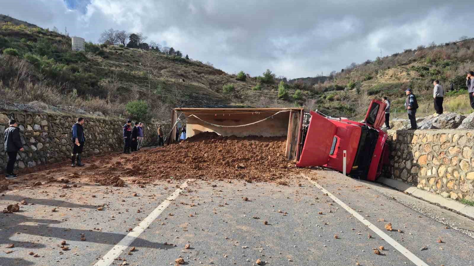 Alanya’da 3 araçlı zincirleme kaza: 1 ölü, 3 yaralı
