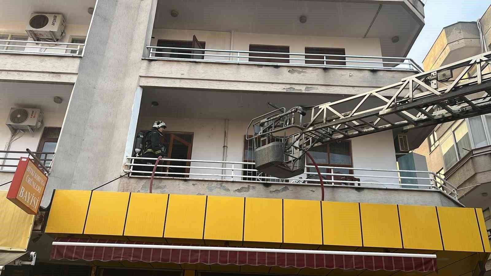 Alanya’da 3 katlı binada yangın paniği
