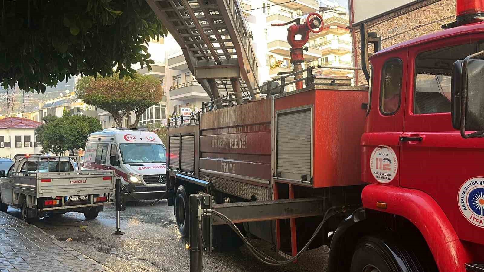 Alanya’da 3 katlı binada yangın paniği
