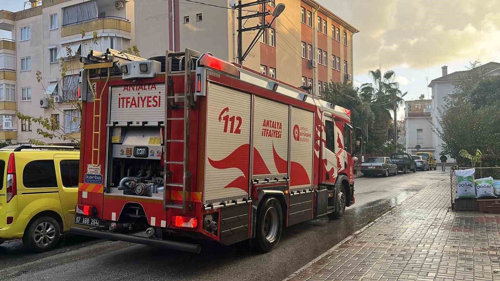 Alanya’da 3 katlı binada yangın paniği
