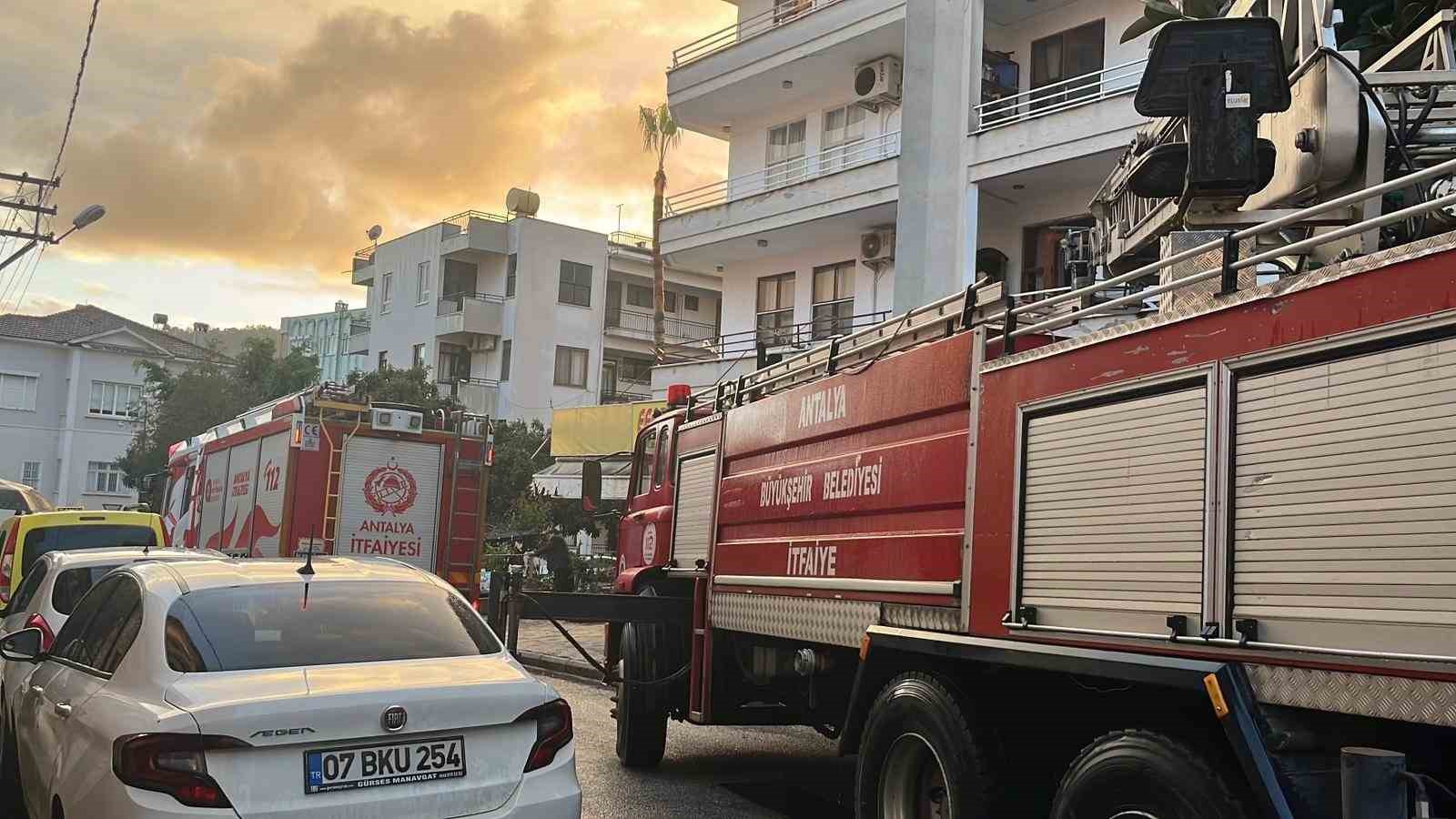 Alanya’da 3 katlı binada yangın paniği
