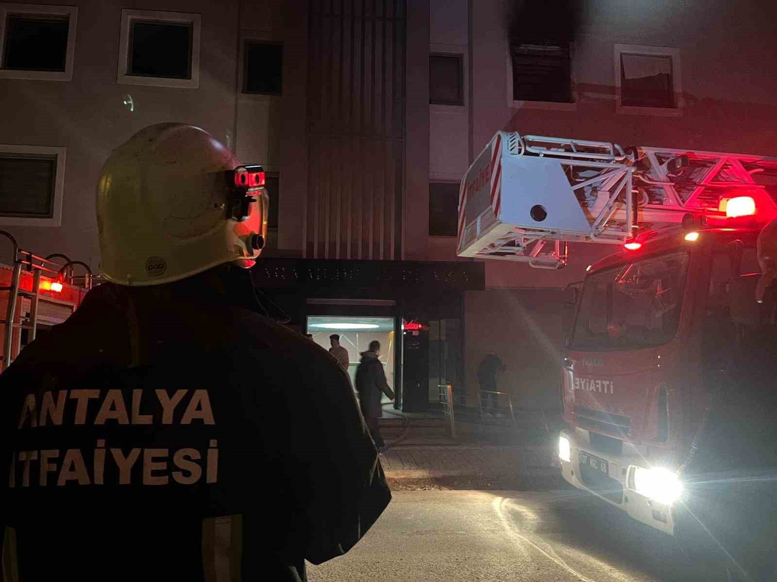 Alanya’da animasyoncuların kaldığı personel lojmanında yangın paniği
