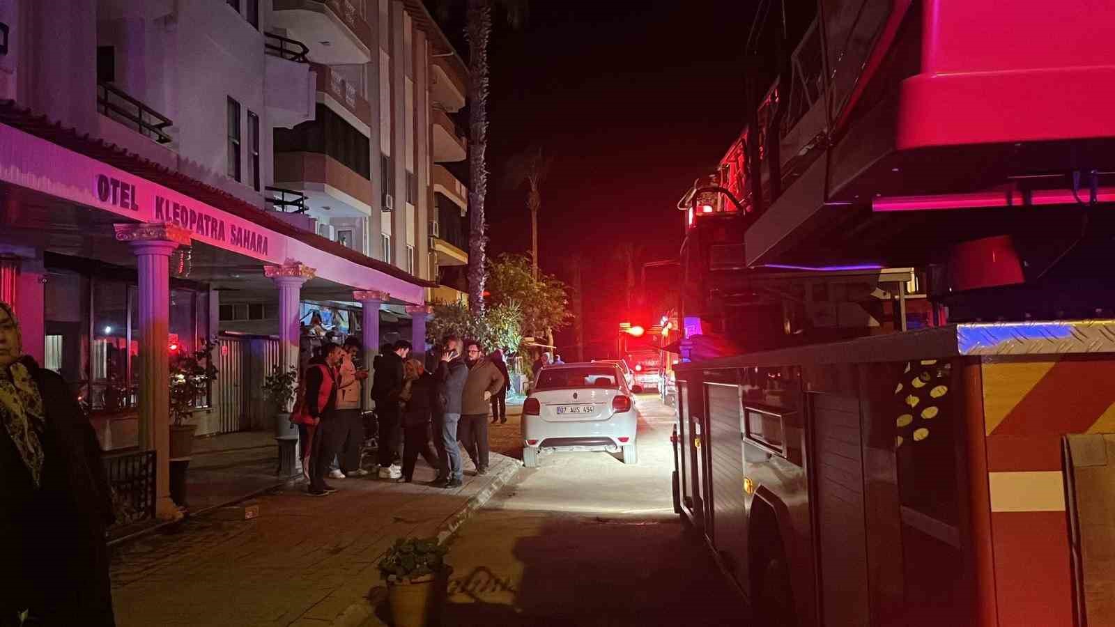 Alanya’da animasyoncuların kaldığı personel lojmanında yangın paniği
