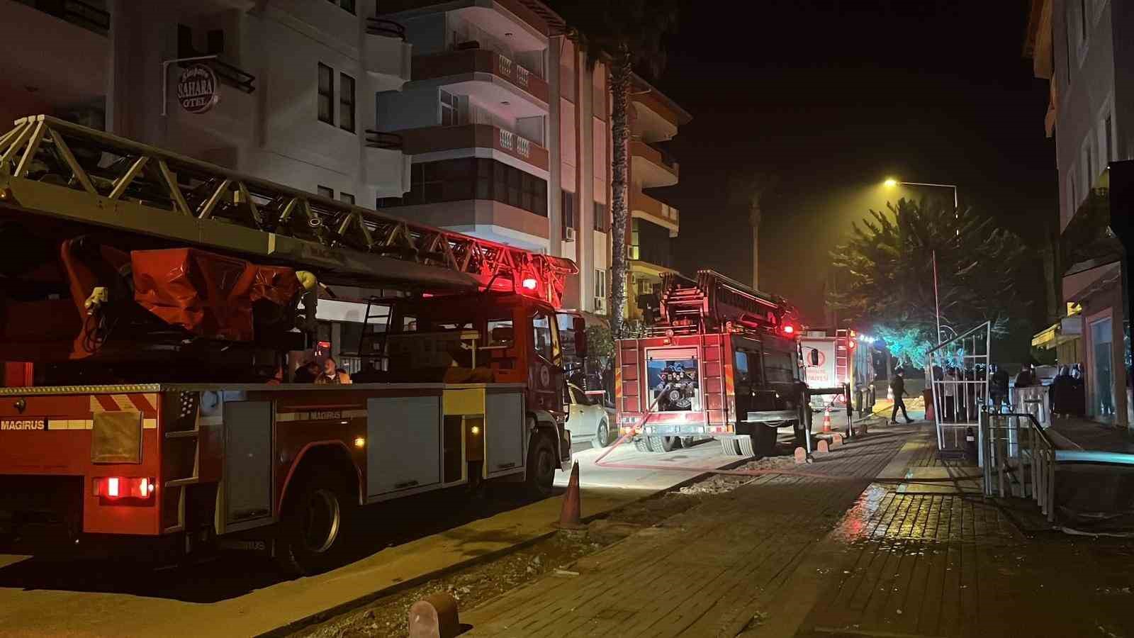Alanya’da animasyoncuların kaldığı personel lojmanında yangın paniği
