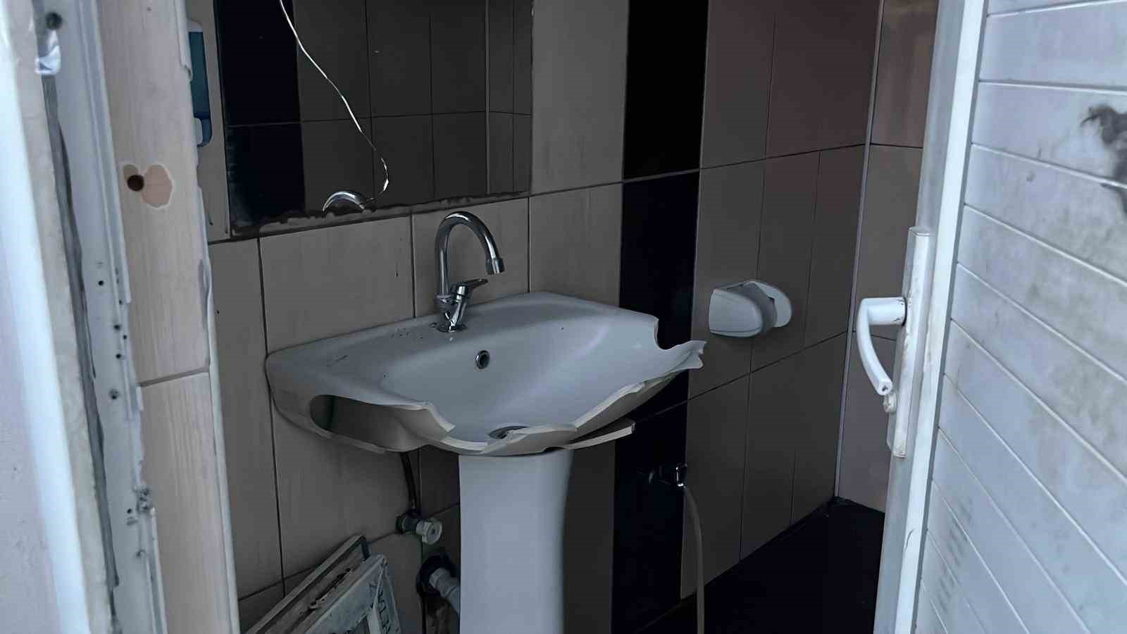 Alanya’da araçların lastiklerini kesen, tuvalete zarar verip, marketten yiyecek ve içecek alan 3 şüpheli yakalandı
