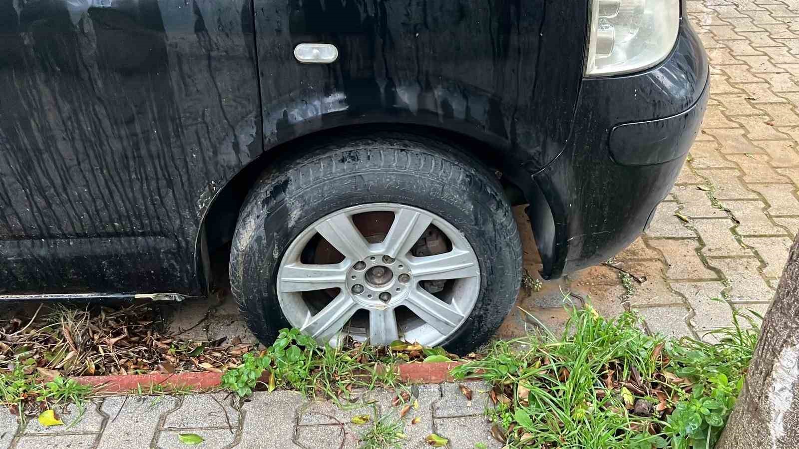 Alanya’da araçların lastiklerini kesen, tuvalete zarar verip, marketten yiyecek ve içecek alan 3 şüpheli yakalandı
