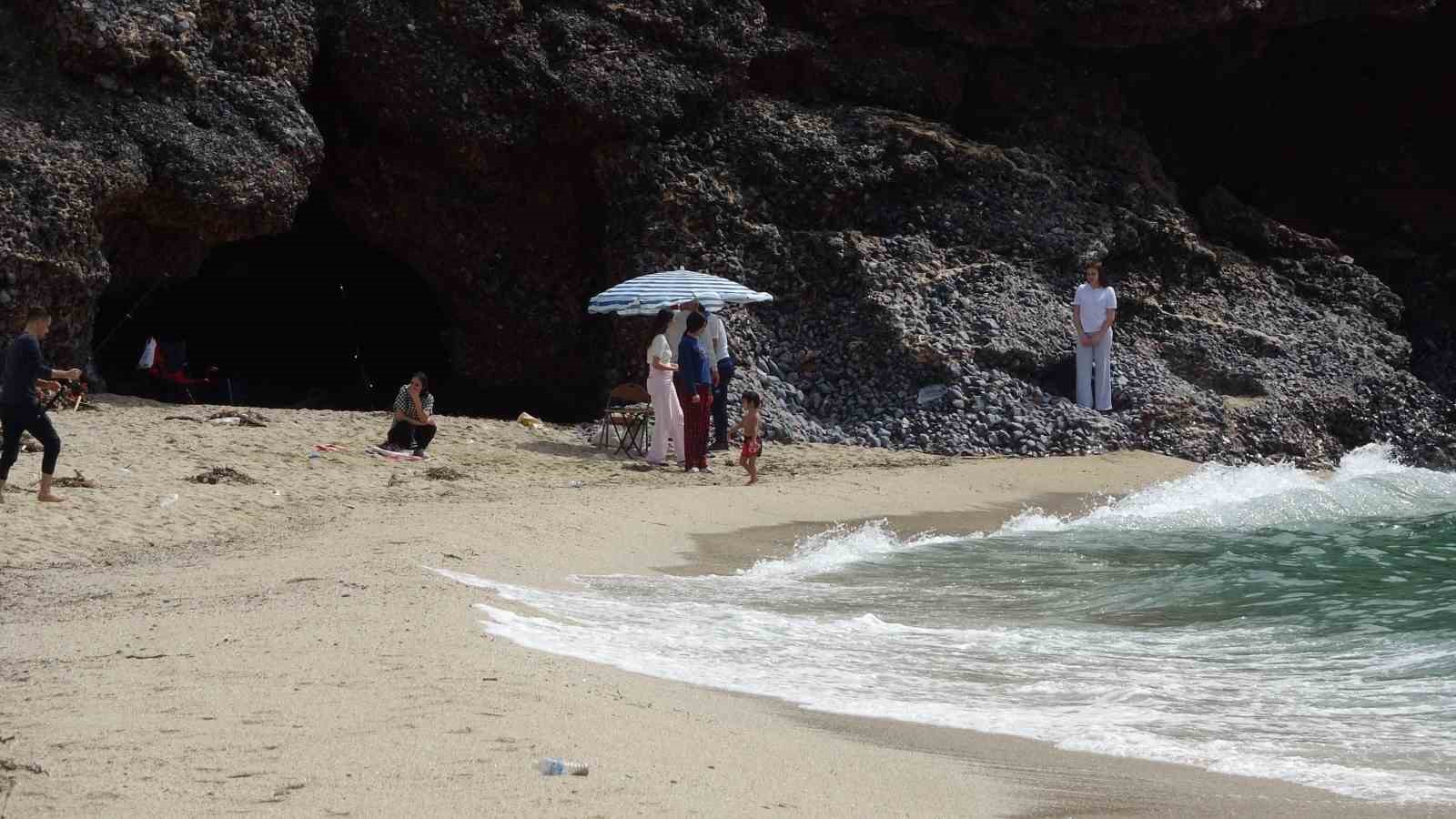 Alanya’da bayram arifesinde hava sıcaklığı 20 dereceye ulaştı, tatilciler soluğu sahilde aldı
