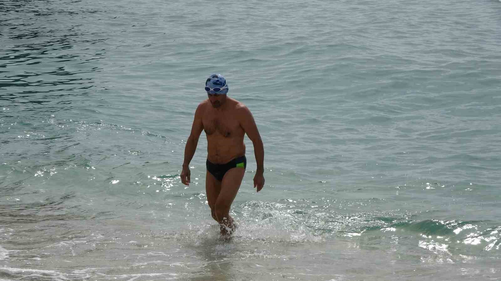 Alanya’da bayram arifesinde hava sıcaklığı 20 dereceye ulaştı, tatilciler soluğu sahilde aldı
