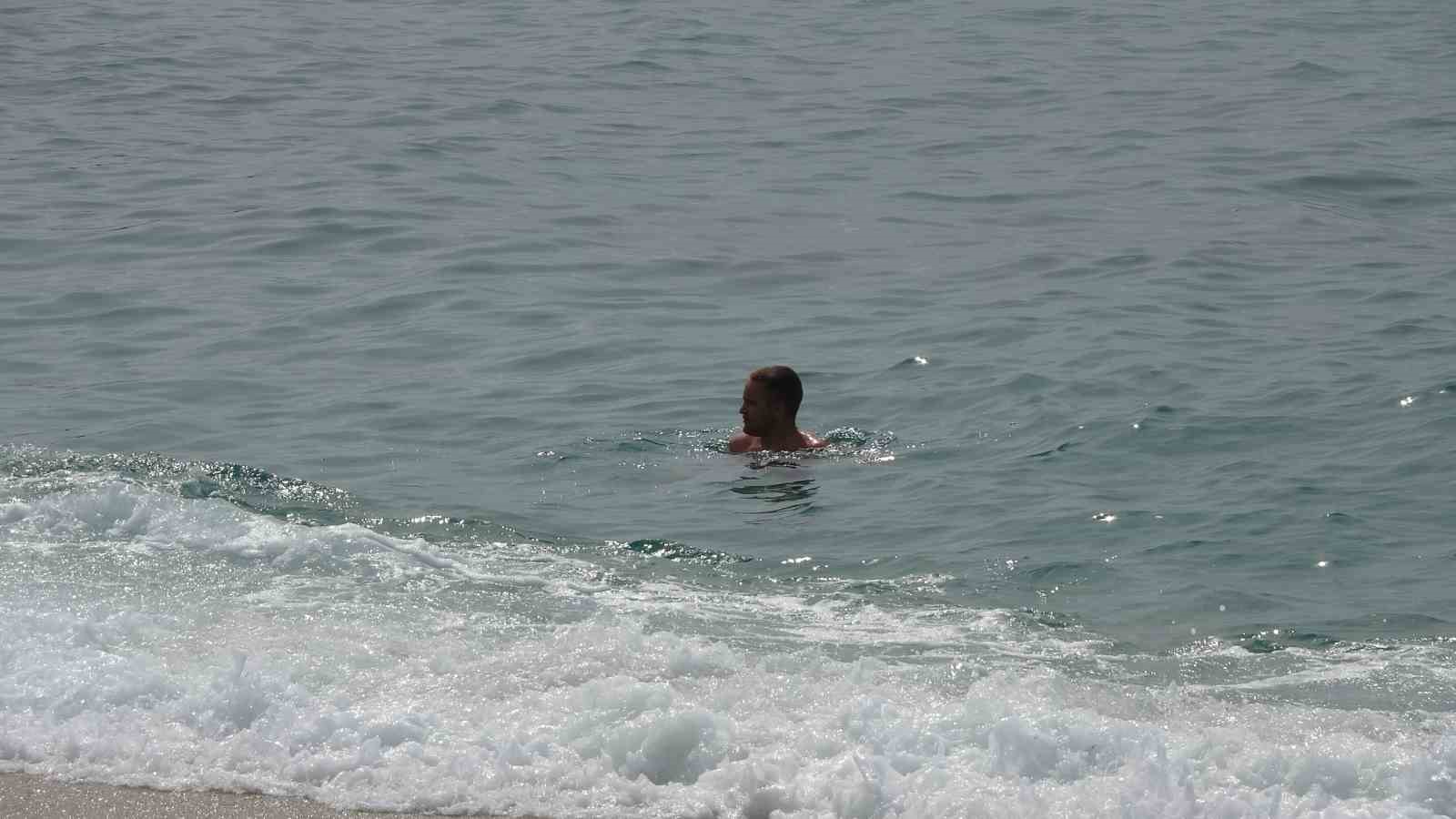 Alanya’da bayram arifesinde hava sıcaklığı 20 dereceye ulaştı, tatilciler soluğu sahilde aldı
