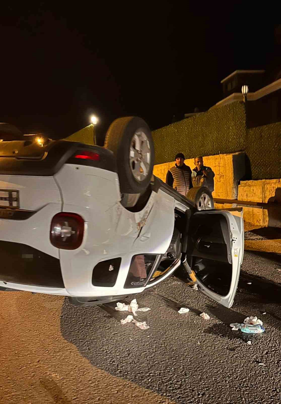 Alanya’da beton bariyerlere çarpan otomobil takla attı: 1 yaralı
