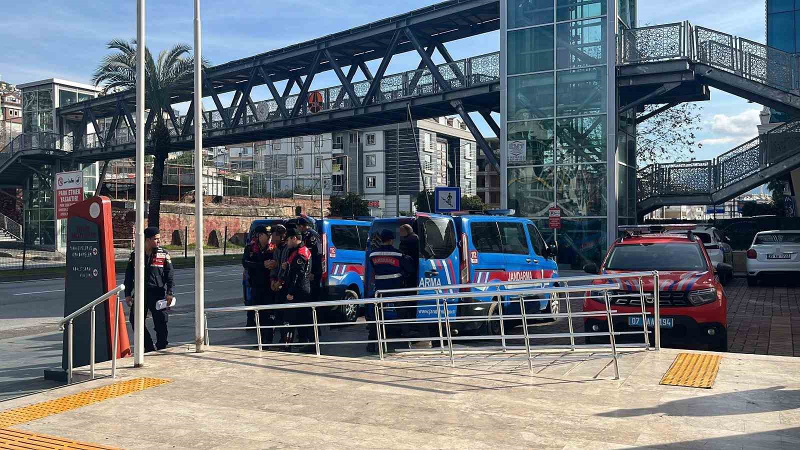 Alanya’da çaldıkları avokadoyu bırakıp kaçan şüphelilere adli kontrol kararı
