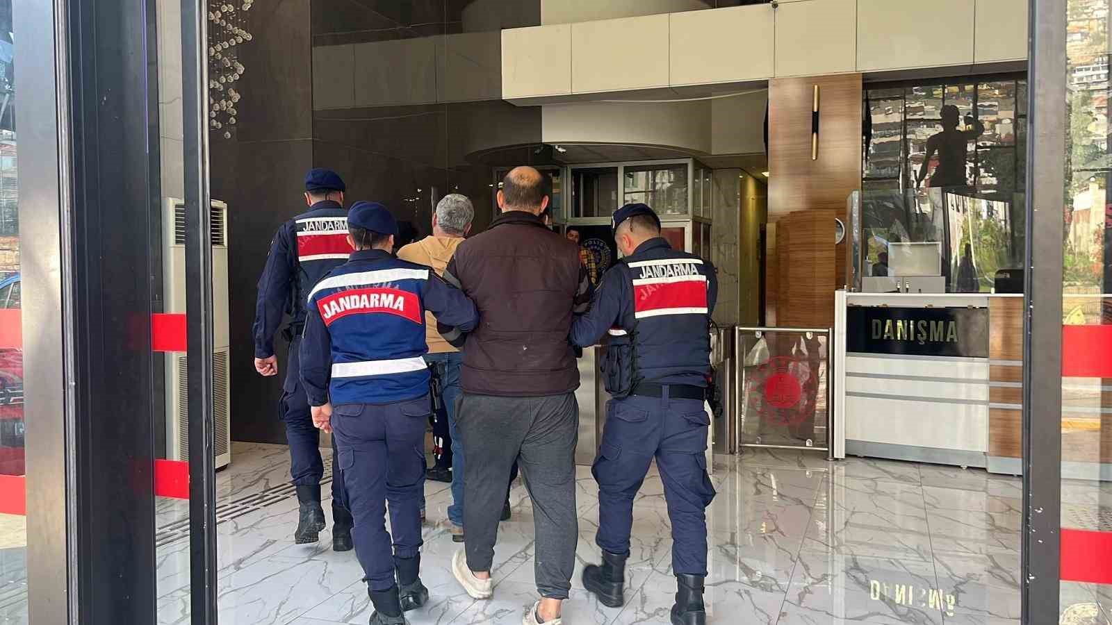 Alanya’da çaldıkları avokadoyu bırakıp kaçan şüphelilere adli kontrol kararı

