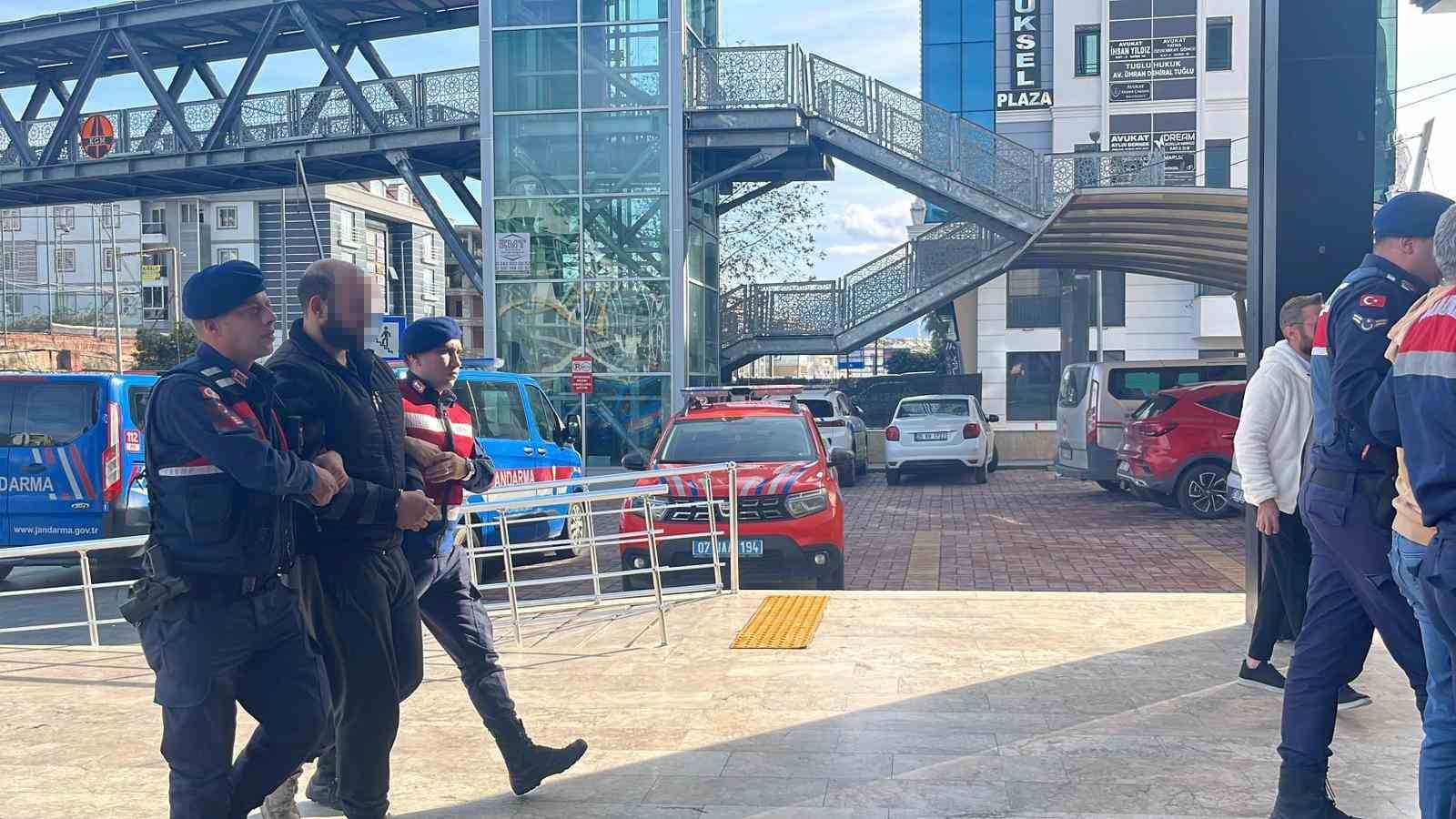 Alanya’da çaldıkları avokadoyu bırakıp kaçan şüphelilere adli kontrol kararı
