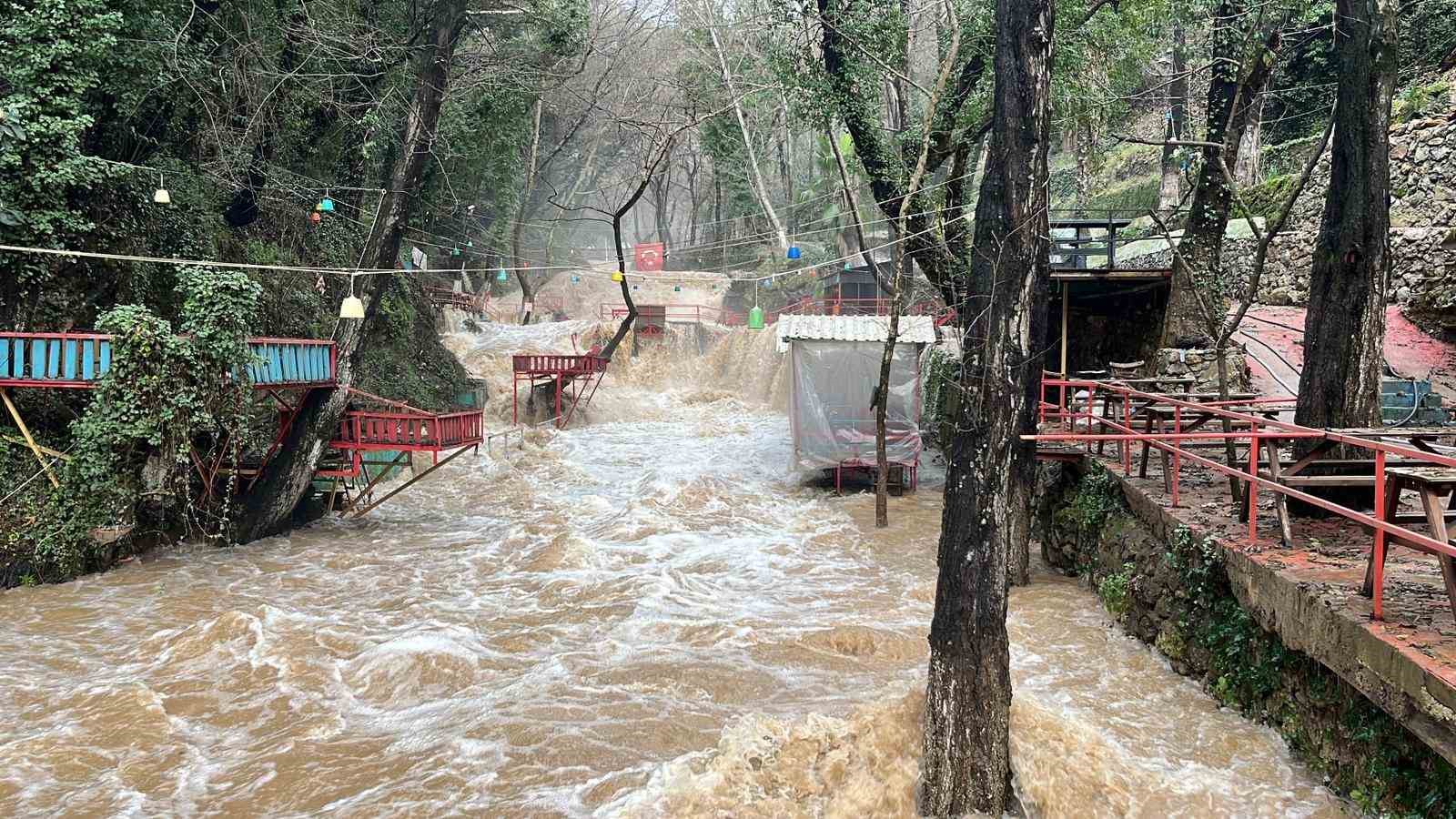 Alanya’da çay taştı: İşletmelere ait çardaklar sular altında kaldı
