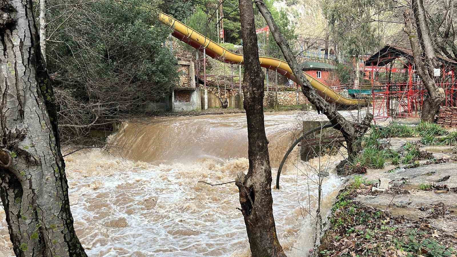 Alanya’da çay taştı: İşletmelere ait çardaklar sular altında kaldı
