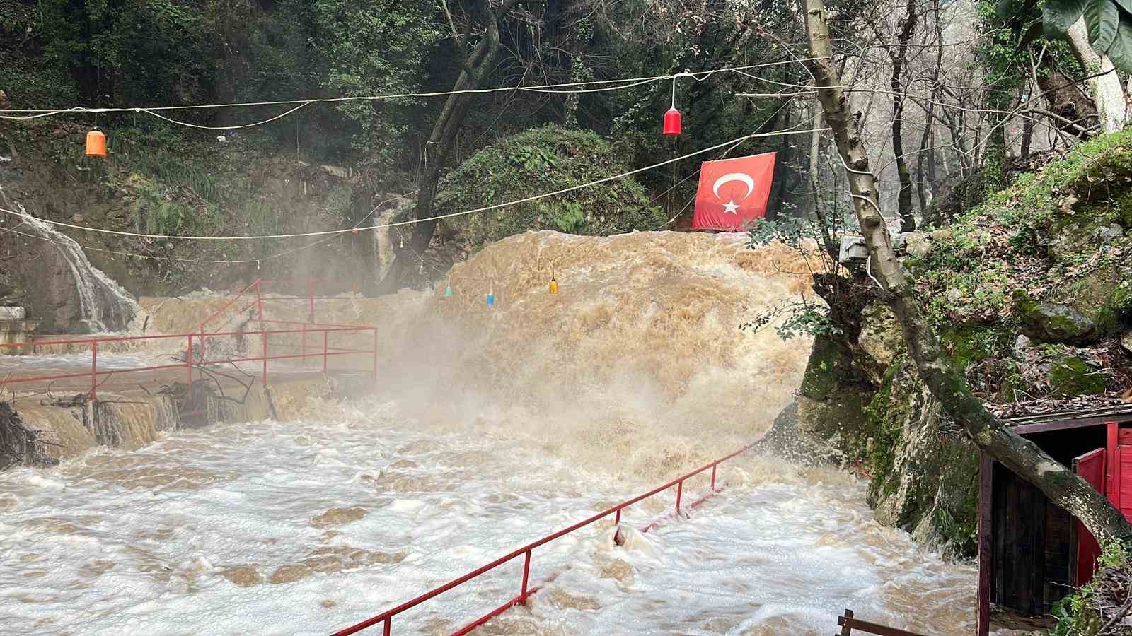 Alanya’da çay taştı: İşletmelere ait çardaklar sular altında kaldı
