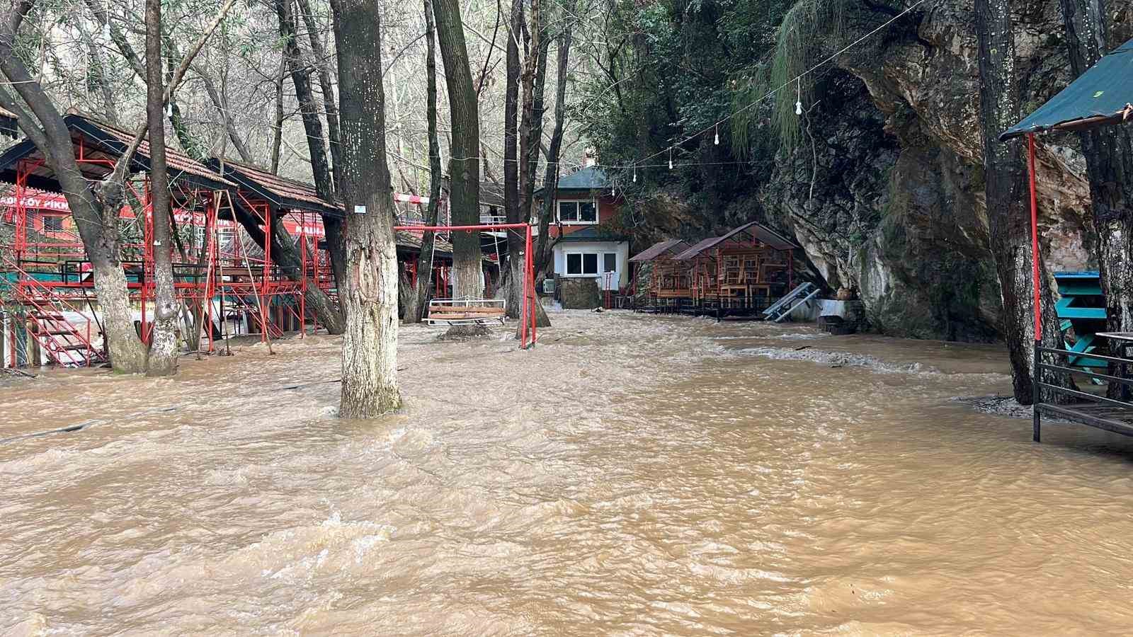 Alanya’da çay taştı: İşletmelere ait çardaklar sular altında kaldı
