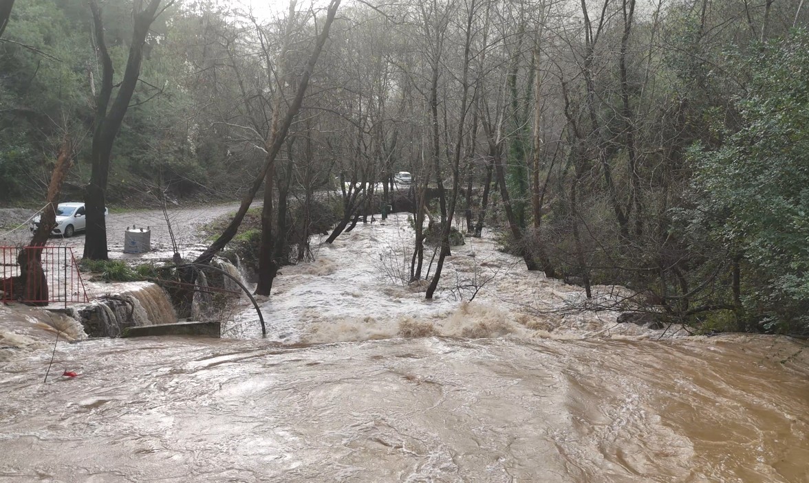 Alanya’da çay taştı: İşletmelere ait çardaklar sular altında kaldı
