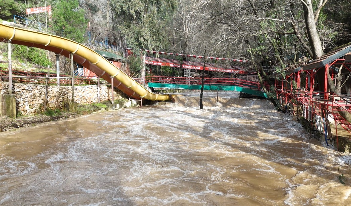 Alanya’da çay taştı: İşletmelere ait çardaklar sular altında kaldı
