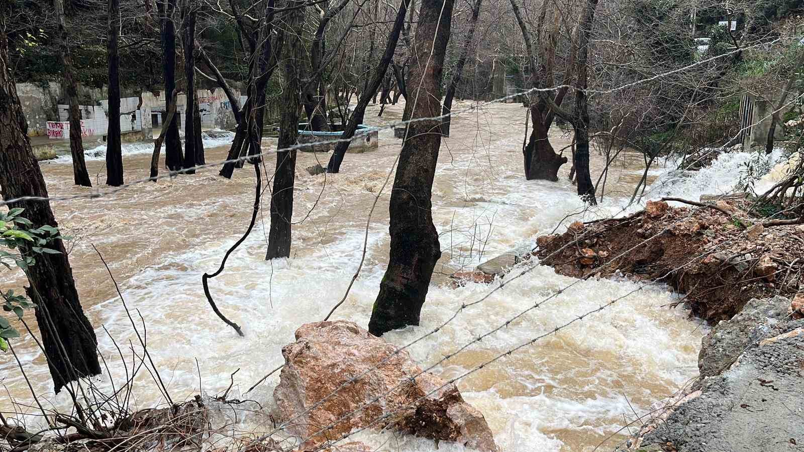 Alanya’da çay taştı: İşletmelere ait çardaklar sular altında kaldı

