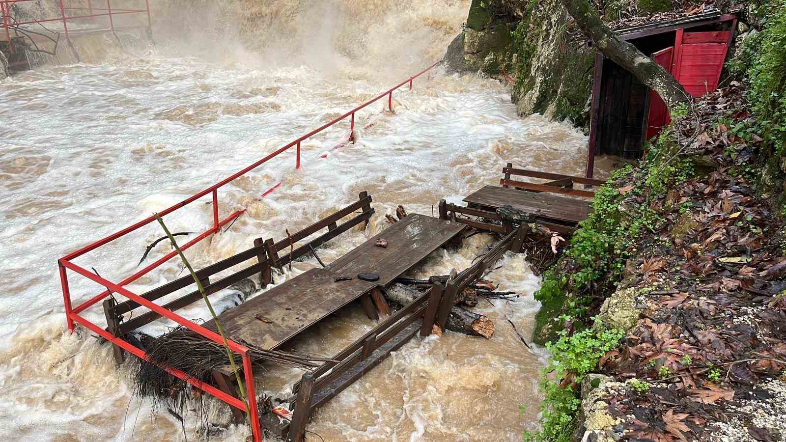 Alanya’da çay taştı: İşletmelere ait çardaklar sular altında kaldı
