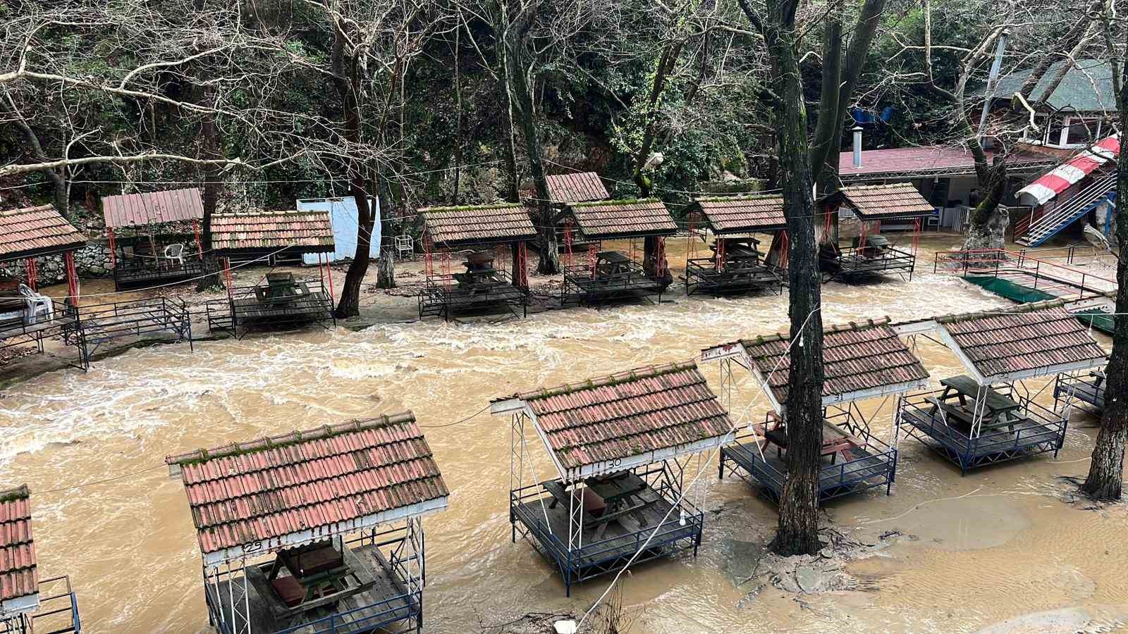 Alanya’da çay taştı: İşletmelere ait çardaklar sular altında kaldı
