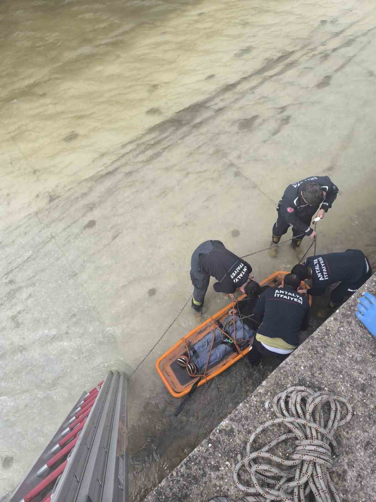 Alanya’da çaya düşen şahıs ekipler tarafından kurtarıldı
