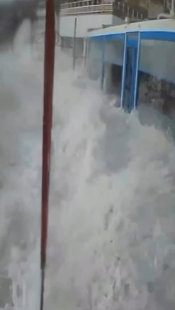 Alanya’da dalgalar balık lokantasını bastı
