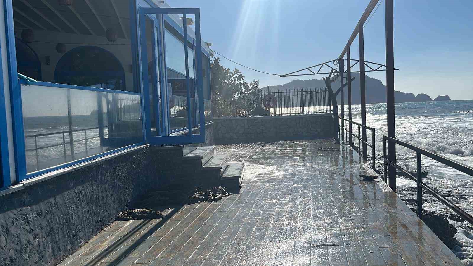 Alanya’da dalgalar balık lokantasını bastı
