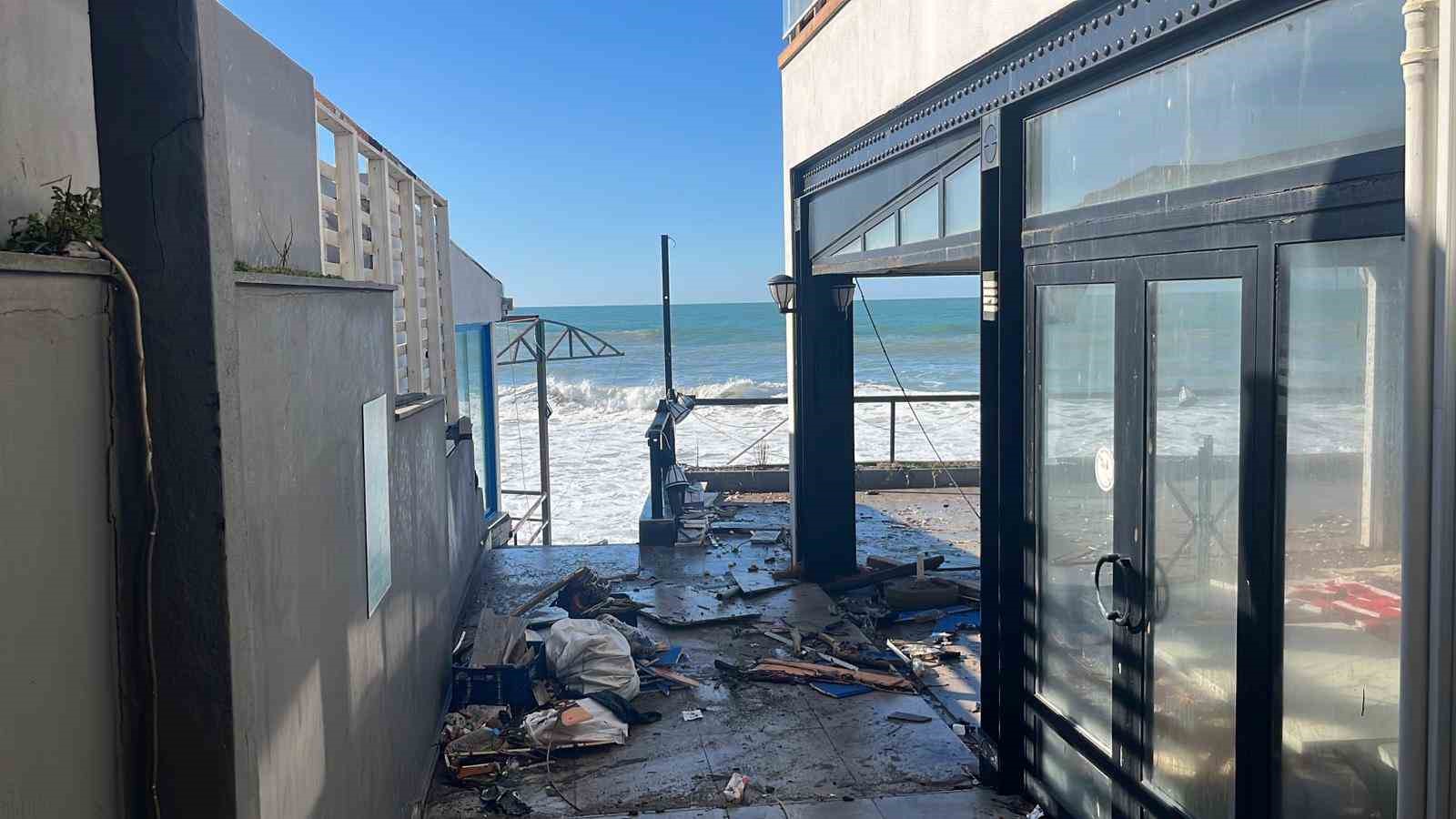 Alanya’da dalgalar balık lokantasını bastı
