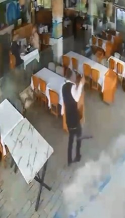 Alanya’da dalgalar balık lokantasını bastı
